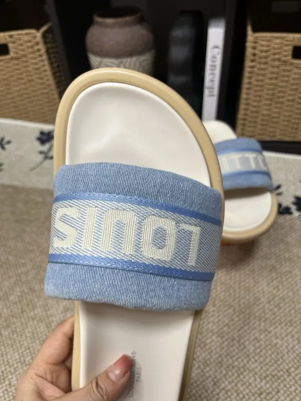 P320💰[New model] Long-term availability, 2025 new model, couple model [LOUlS VUlTTON] comes with drawer box, bag, card, invoice "Louis Vuitton ~ unique modern sandals. 》LV counter purchasing 🏃Men's and women's casual slippers, sold at the same time at the counter, the original old flower material upper is soft and comfortable, (refuses to discolor and rub the feet) sole: original factory special combination original sole, code number: 35--46 4 multiple colors 🉑️ to choose from